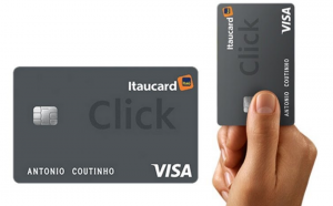 cartão itaucard click platinum visa e mão segurando o cartão itaucard click platinum visa