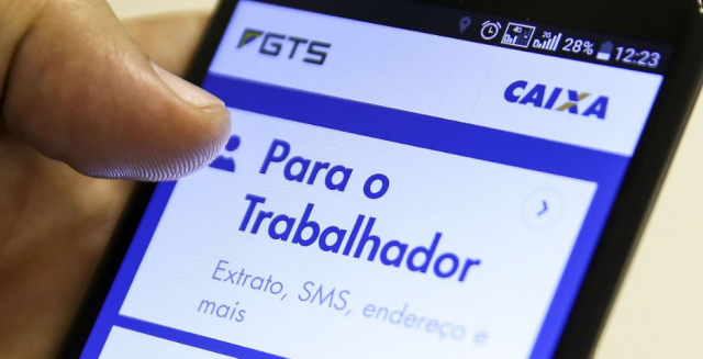 uma pessoa descobrindo como consultar FGTS pelo CPF