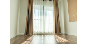 sala bem iluminada com sol entrando pela janela