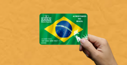 uma pessoa segurando o cartão de crédito Havan na mão