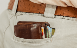 Um homem com uma carteira no bolso de trás da calça para demonstrar hábitos financeiros