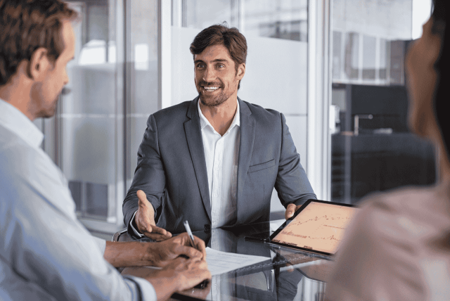 um homem prestando consultoria financeira a um casal