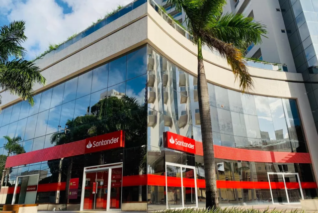 fachada de uma agência do banco santander