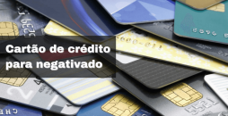 Vários cartões de crédito amontoado com um escrito: "Cartão de crédito para negativado