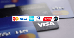 Uma imagem com zoom próximo de cartões Visa e Mastercard, com as logotipos de outras bandeiras por cima