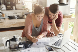 casal calculando viabilidade de fazer portabilidade de empréstimo
