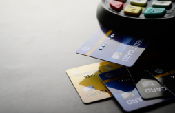 cartão de crédito em uma maquininha para compras parceladas