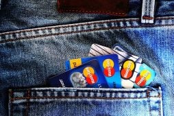 cartões de crédito dentro de um bolso mostrando que não precisa de comprovação de renda