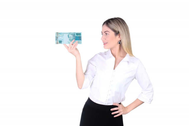 mulher olhando para nota de R$ 100 para representar o empréstimo do Governo