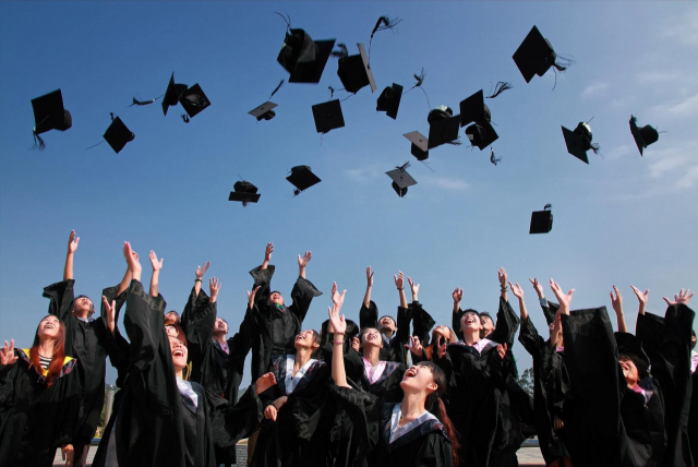universitários comemorando a formatura com empréstimo estudantil