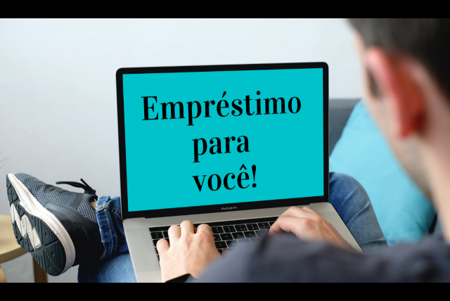 Homem com notebook procurando empréstimos para autônomo