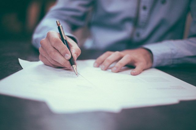 A nota promissória funciona como uma espécie de contrato que tem o objetivo de assegurar a promessa de pagamento da dívida