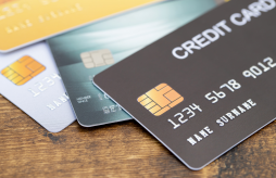 quatro tipos de cartões de crédito em cima de uma mesa