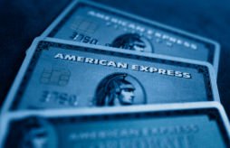 Layout do cartão American Express The Platinum Card em um fundo preto
