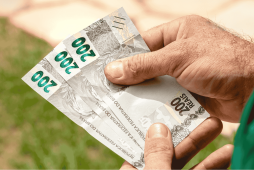 homem com notas de dinheiro da antecipação de recebíveis na mão