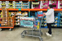 mulher fazendo compras no mercado fazendo controle de custos e despesas