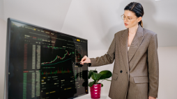 mulher exercendo a profissão de educador financeiro