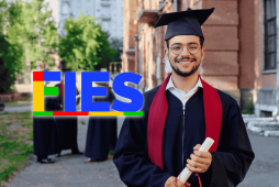 estudante segurando diploma de faculdade ao lado do logo do fies