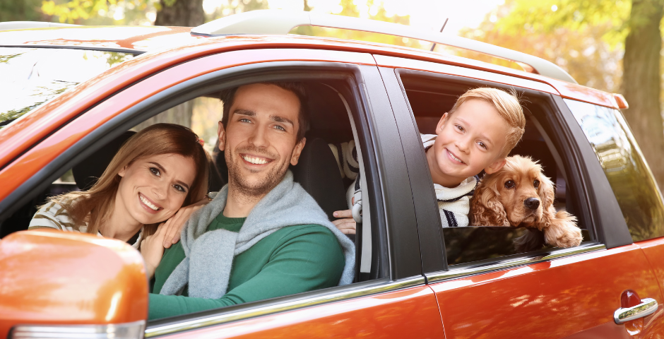 família em um carro comprado com carta de crédito de consórcio