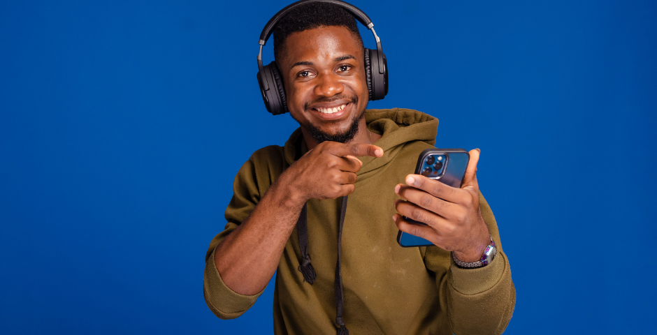 pessoa com celular comprado com carta de crédito de consórcio