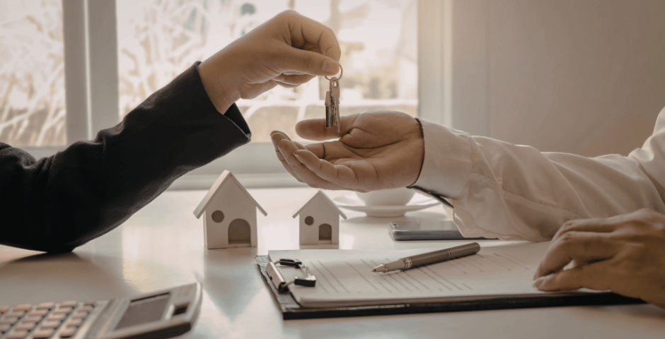 pessoa recebendo as chaves de casa comprada com consórcio de imóveis