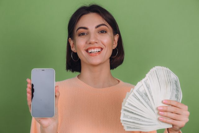 mulher feliz pois encontrou as Melhores fintechs de crédito do Brasil