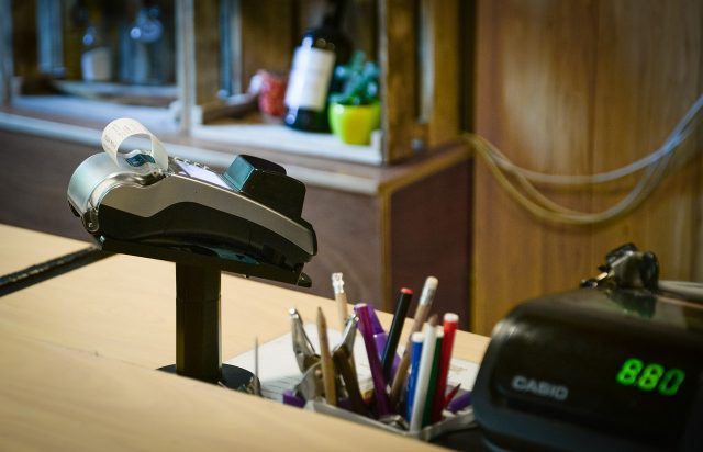 máquina de cartão que paga na hora em um estabelecimento