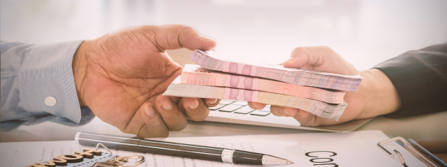 mãos segurando dinheiro simbolizando empréstimo pessoal