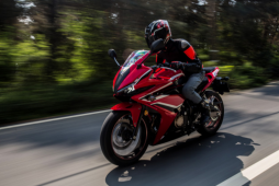moto vermelha na estrada - financiamento de moto