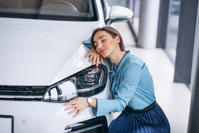 mulher abraçando carro novo - financiamento de veículo