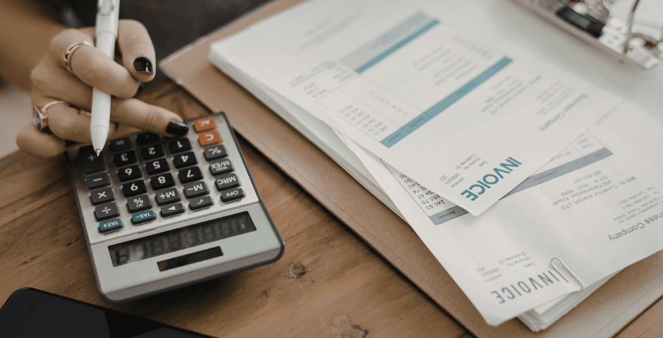 pessoa usando calculadora para representar juros do empréstimo sem garantia