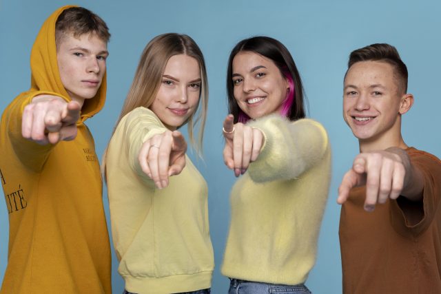 quatro adolescentes para demonstrar como ganhar dinheiro sendo menor de idade