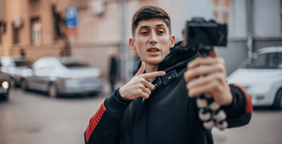 youtuber gravando vídeo na rua