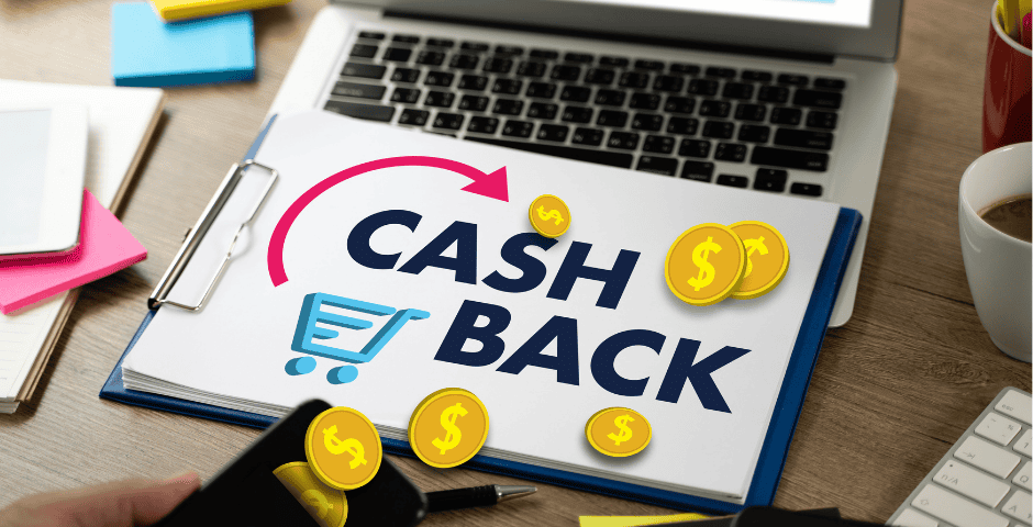 computador com as palavras cashback e várias moedas