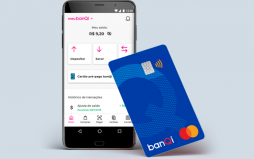 celular com o aplicativo meu banQi e o cartão banQi