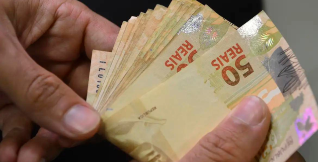 notas de 50 reais sendo contadas