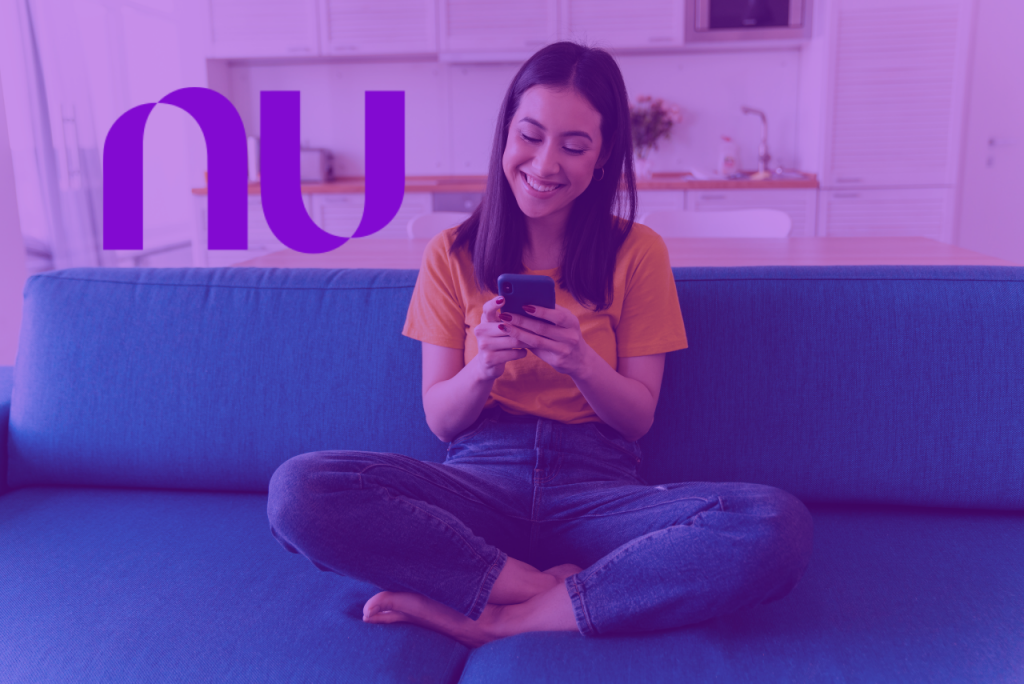 mulher sentada em um sofá a gerar boleto nubank no celular