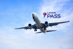 Clube LATAM Pass - avião sobrevoando