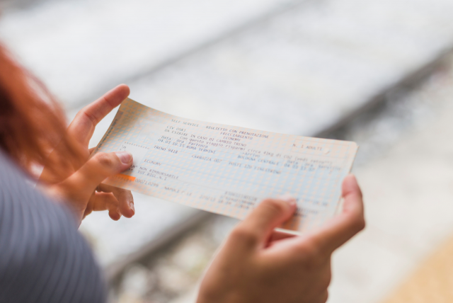 Cheque legal - Pessoa segurando um cheque