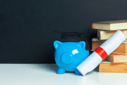 financiamento estudantil - cofrinho com diploma de estudante universitario