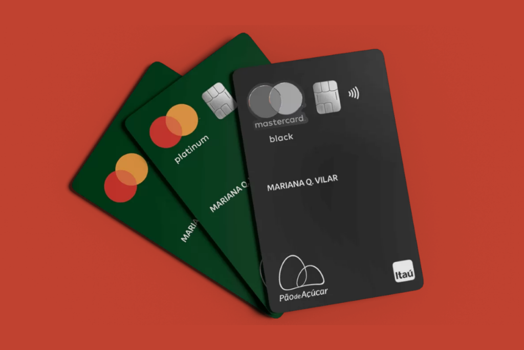 Cartão de crédito pão de açúcar em suas 3 versões, em um fundo vermelho