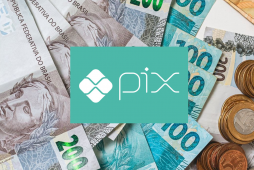 logomarca do Pix sobre diversas notas de dinheiro para simbolizar como ganhar pix de graça