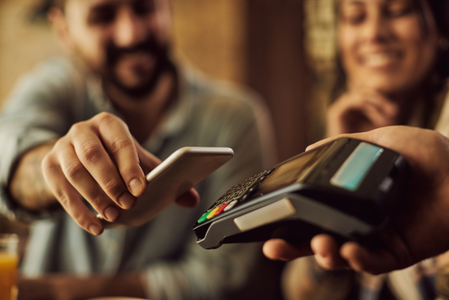 uma pessoa fazendo um pagamento via NFC