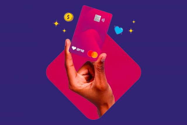 Uma mão segurando o cartão pré-pago Ame Digital em um fundo roxo