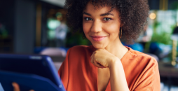 mulher negra sorrindo - como conseguir empréstimo