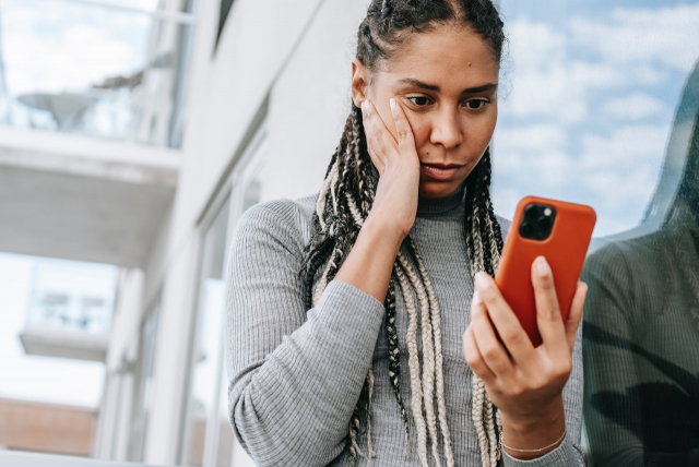mulher segurando celular preocupada fiz pix errado