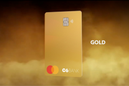 Imagem do cartão C6 Gold envolvo em uma nuvem dourada em um fundo preto