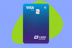 Cartão de crédito Netshoes em um fundo lilás e verde