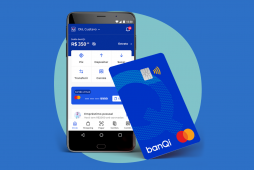 Cartão pré-pago banQi ao lado de um smartphone em um fundo azul