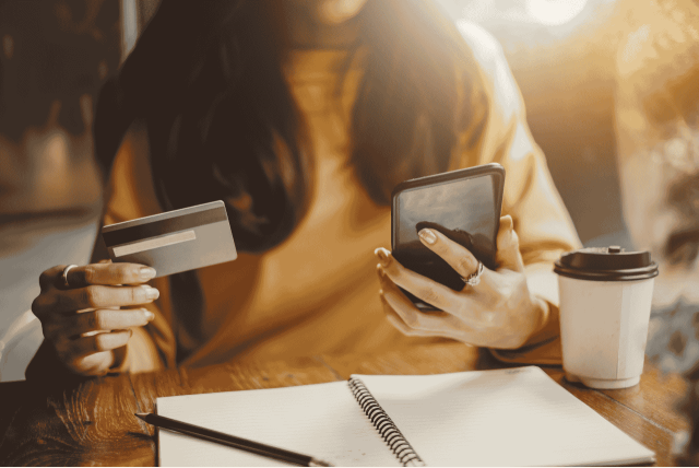 uma mulher aprendendo a se defender da Fraude em Cartões de Crédito
